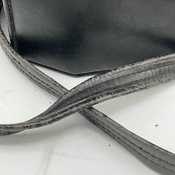 “VINTAGE” Faux Leather Unique Top Handle / Strap Gold Accents Bag. - Picture 13 of 13